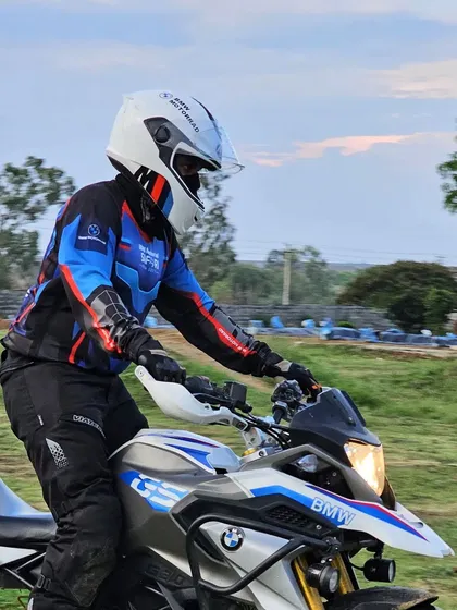 A rider looking ahead, focused on the next turn of the track. Our training emphasizes the importance of looking where you want to go, a fundamental skill in off-road riding.