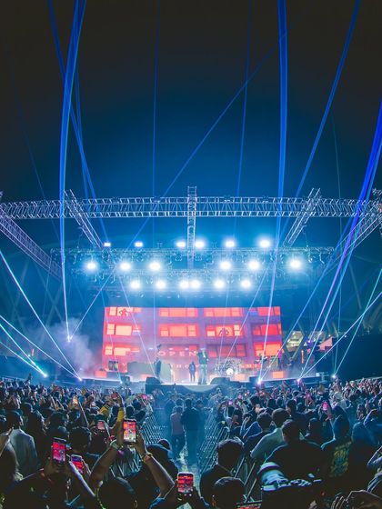 The view from the crowd at the Akon India Tour. Our stage designs ensure an incredible view from every angle, combining powerful lighting, crisp visuals, and a fan pit that brings the audience right to the heart of the action.
