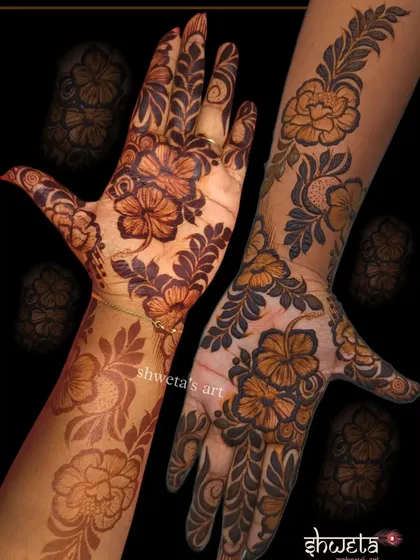 A gorgeous hibiscus floral design with a rich, dark stain. This bold and beautiful pattern is perfect for someone who loves floral art and wants a standout mehendi look.
