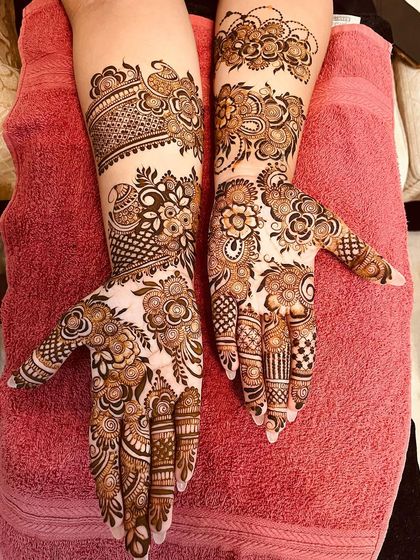 A full view of the floral vine mehandi, showcasing its elegance and grace.