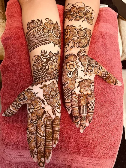 A full view of the floral vine mehandi, showcasing its elegance and grace.
