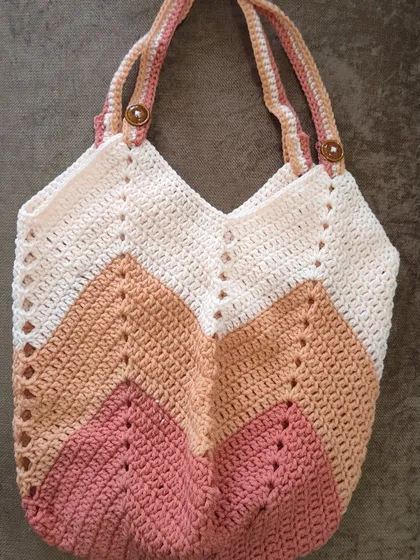 I designed this Chevron Tulip Bag to be both beautiful and practical. It’s a great project for learning the chevron stitch and construction techniques. We can make this together in my crochet bag workshop.