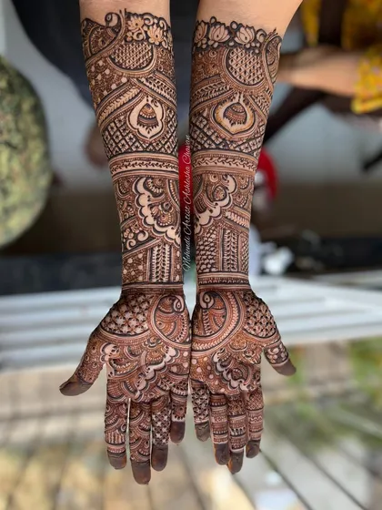 A classic Indian mehendi design with dense, intricate patterns. This style is perfect for brides or for major festivals and celebrations.