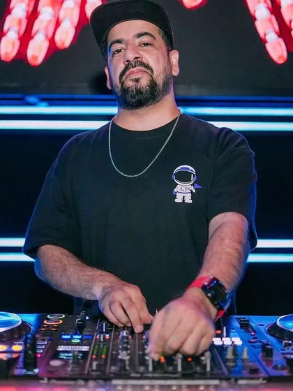 A clear portrait of me at the decks, also for World Music Day.