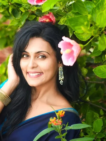 This outdoor portrait session highlights natural beauty. Using the soft light and vibrant greenery, I captured a serene and elegant portrait that feels both classic and fresh.