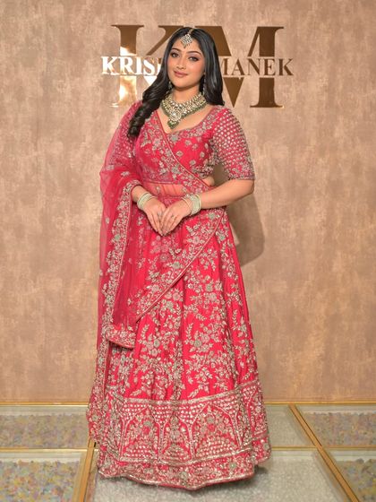 A complete bridal look featuring a heavy, gold-plated Kundan necklace, haath phool, and maang tikka, all available for rent.