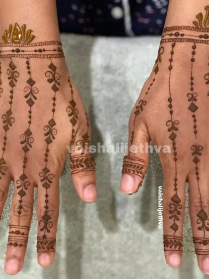 A minimalist design with hanging jewel-like patterns. This is a very modern and elegant style.