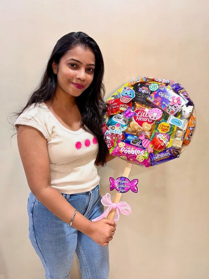Another lollipop hamper I made, specially designed for kids. It's a perfect, eye-catching gift for birthdays or as a party favor that will definitely surprise and delight them.