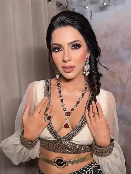 A close up of a classic smokey eye, blended to perfection for India Couture Week. I built the intensity with deep charcoal and brown shades, ensuring it was dramatic yet clean, making the eyes the absolute focus of this high fashion look.