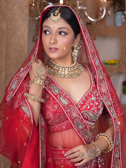 A complete bridal look featuring a heavy, gold-plated Kundan necklace, haath phool, and maang tikka, all available for rent.