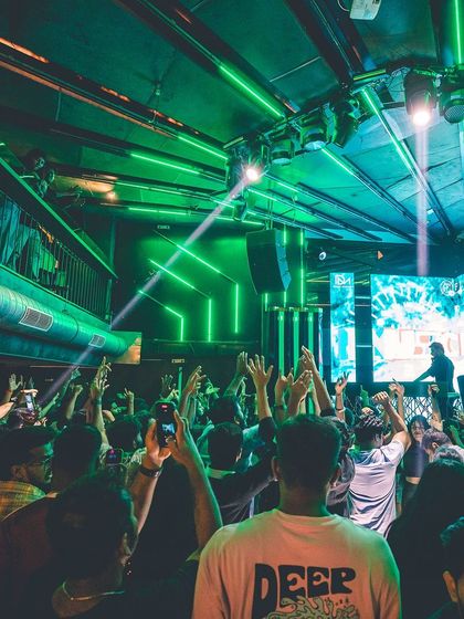 Green lasers crisscrossing over the dance floor. This kind of visual stimulation keeps the energy levels high all night.