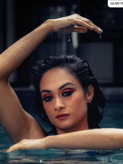 Yes, the makeup stays perfect even underwater! This shot from a pool photoshoot proves that my techniques ensure a completely waterproof and durable look, perfect for any challenging environment, from beach shoots to rainy day filming.