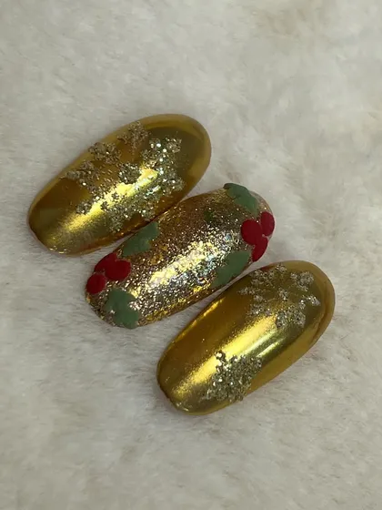 Close-up on the glittery and festive Christmas nail art.