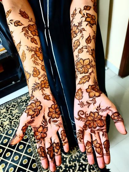 Hajira Mehendi Artist - Mehndi Art Classes & Workshops Flowing Floral & Arabic Designs photo 4