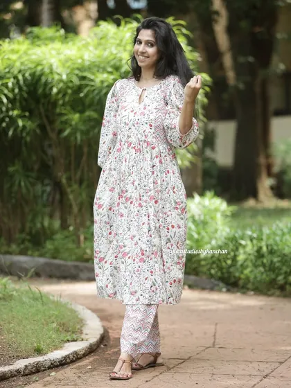 Radiating purity and peace in this white floral kurta-pant set. It’s a beautiful outfit to celebrate the spirit of any festival.