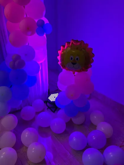 A close-up of a lion-themed balloon pillar.