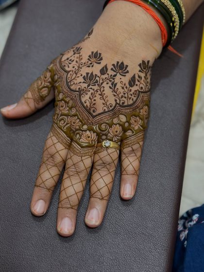 This photo shows the design after the fingers have been partially cleaned. It's a good way to demonstrate how the design looks at different stages and how to handle the henna.