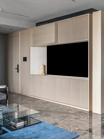 For the 'Wedged Haus', we designed the kitchen as a standalone monolithic block. By detaching the vertical elements from the ceiling and cladding the entire structure in light oak veneer, we created a functional object that also allows natural light to flow into the deeper parts of the home.