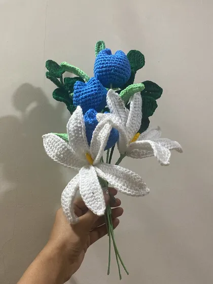 A simple yet stunning combination of white lilies and blue tulips. The colors complement each other so well, creating a cool and elegant look.