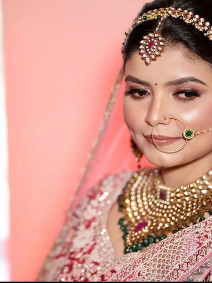 Our breathtakingly beautiful bride wearing a gold and ruby choker with a unique mathapatti.