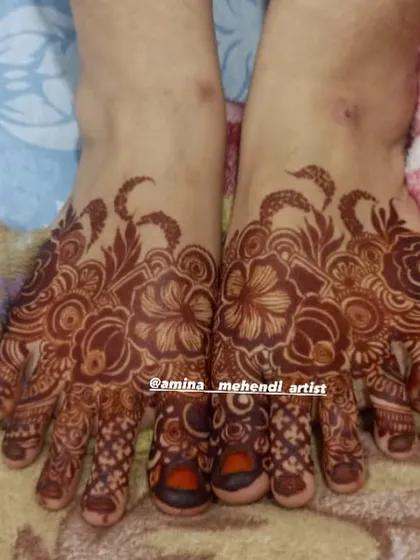 The beautiful reddish-brown stain on a floral feet mehendi design.