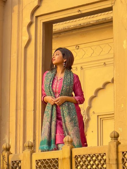 A final portrait from my visit to the palace. This is a great example of an elegant, comfortable, and photo-ready ethnic look for any daytime celebration.