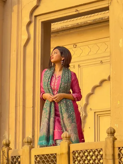 A final portrait from my visit to the palace. This is a great example of an elegant, comfortable, and photo-ready ethnic look for any daytime celebration.