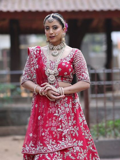 A complete bridal look featuring a heavy, gold-plated Kundan necklace, haath phool, and maang tikka, all available for rent.
