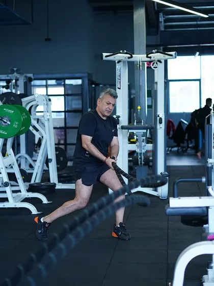 Unleashing power with battle ropes. This full-body workout improves cardiovascular fitness and muscular endurance.