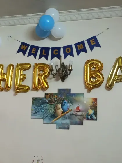 A "Welcome Mother Baby" decoration for a client in Seawoods. We use gold foil letter balloons and simple balloon bunches to create a warm and celebratory welcome at home.