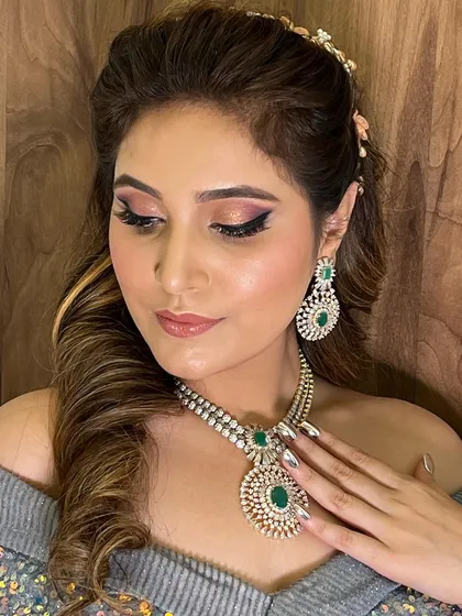 The client's full look, combining soft waves with glamorous makeup. This is a popular request for evening events where you want to look put-together and stylish.