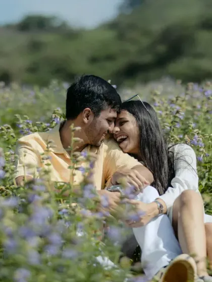 In a field of wildflowers, this is the kind of unposed, pure joy I live to capture. It’s the laughter that comes easy and the moments that feel like sunshine. This is your love in its most natural, beautiful state.