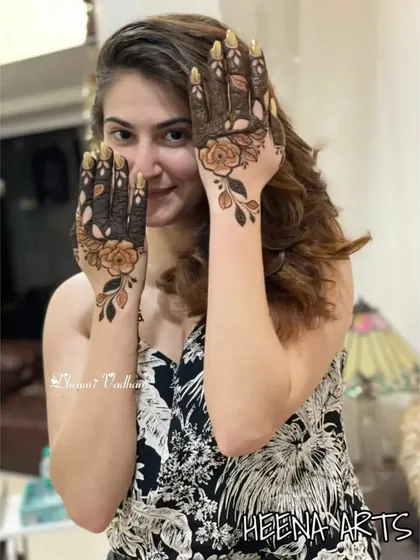 I had the wonderful opportunity to do mehendi for the lovely actress Shivaleeka Oberoi. It was such a pleasure creating this floral design for her.