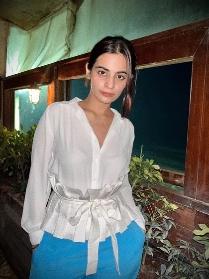 A closer look at my casual evening outfit. The combination of a classic white shirt, a statement waist belt, and comfortable, colorful pants is an easy formula for a chic look.