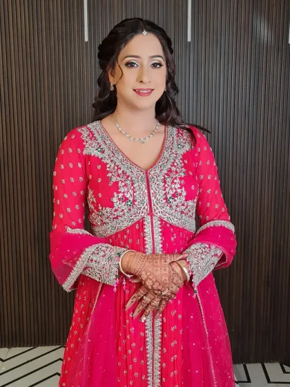 Gorgeous Diksha, ready for a party in her beautiful pink suit. The makeup is glamorous with a silver cut-crease eye look.