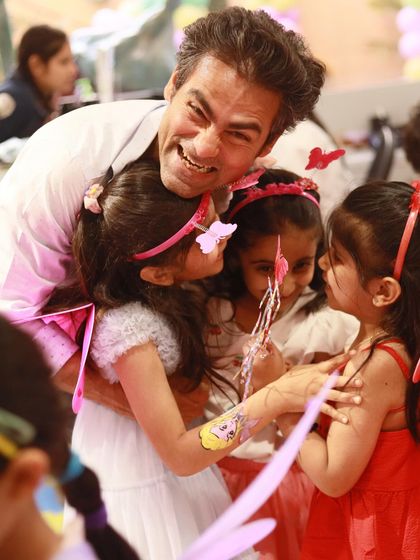 A heartwarming moment as Mohammad Kaif gets a group hug from his daughter and her friends. These are the moments that truly matter.