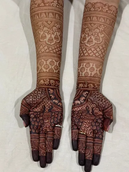 The stain on this design is deep and dark, from the fingertips to the wrists.