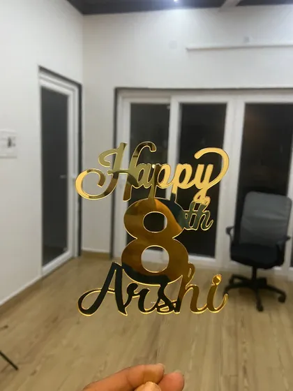 A clear shot of the "Happy 8th Arshi" topper, showcasing the combination of script and number fonts in a beautiful gold finish.