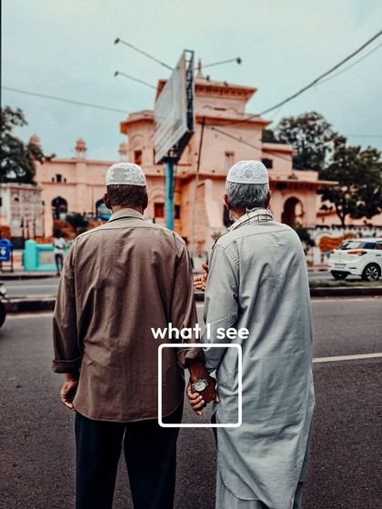 A candid street photography moment in Bhopal, captured on my phone. The ZEISS Multifocal Portrait mode helps capture these fleeting memories.