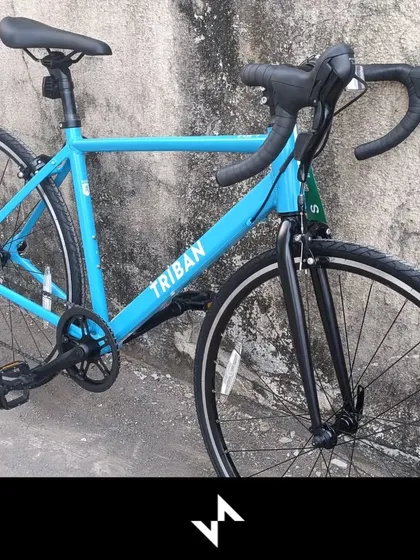 Here is a look at the Btwin Triban RC 100, a popular entry level road bike. Its comfort oriented aluminum frame offers a more upright riding position, which is great for beginners.