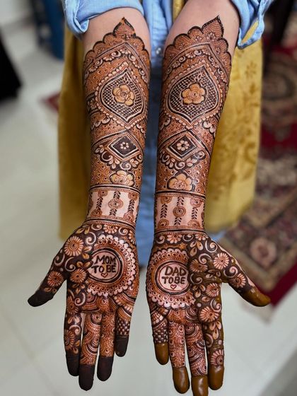 Another angle of the "Mom to be" and "Dad to be" design, showing the beautiful symmetry and intricate patterns surrounding the text.