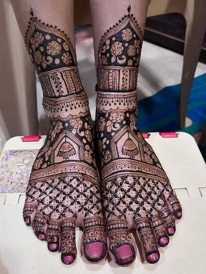 A lovely bridal feet design with floral bands and jhumka motifs. The pattern is classic and elegant, a perfect choice for any bride.