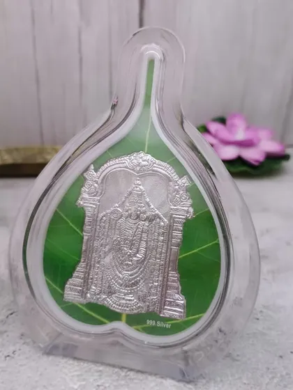 Yeh 999 silver-plated Balaji ki chhavi hai, jise ek paan ke patte ke aakar ke frame mein lagaya gaya hai. Yeh ek bahut hi sundar aur unique gift item hai.