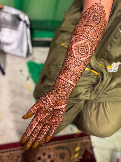 A single arm shot to highlight the flow of the design from the palm to the elbow. I love how the different elements like diamonds and florals are woven together.