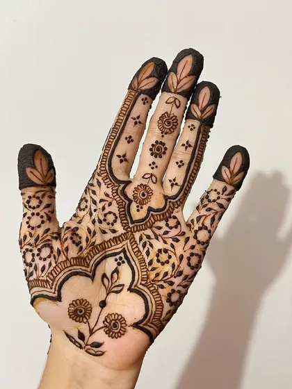 The completed full coverage design, featuring leafy patterns on the fingers and a beautiful mix of floral and vine work on the palm.