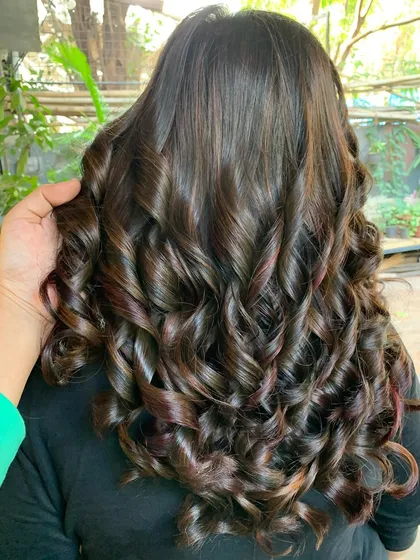 The curls in this dark chocolate plum look are so defined and beautiful. (No filter)