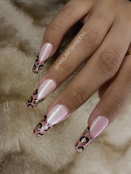 A modern and chic take on the French manicure, these long coffin-shaped nails feature a classic nude base with a hand-painted leopard print on the tips. I've added subtle gold foil accents for an extra touch of glamour.