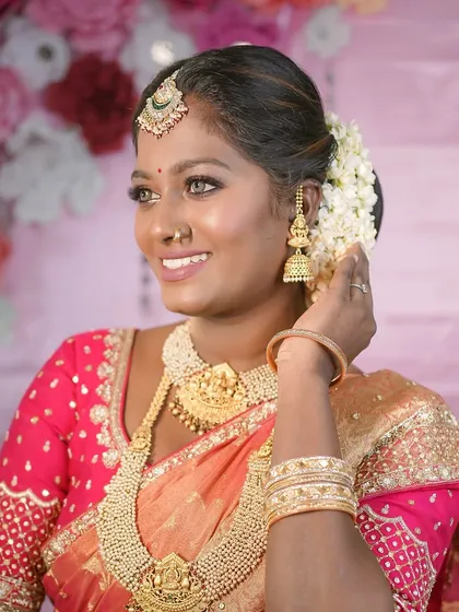 Glowing melanin and a South Indian look can never go wrong. This bride is a vision in her Kanjeevaram saree, with makeup that highlights her features and celebrates her complexion.