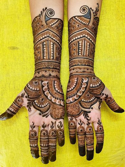 I love incorporating architectural elements like these jharokha windows into my designs. It adds a royal and unique touch to this non-bridal yet intricate mehendi.