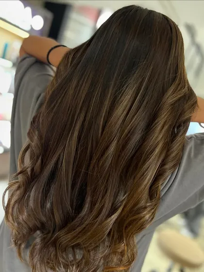 A beautiful mocha and caramel highlight blend with long layers. This classic combination adds warmth and dimension for a timelessly beautiful look.